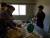 마을 주민들이 막걸리의 재료를 만들기 위해 찐 고슬밥에 전통 누룩을 섞고 있다. 이은지 기자