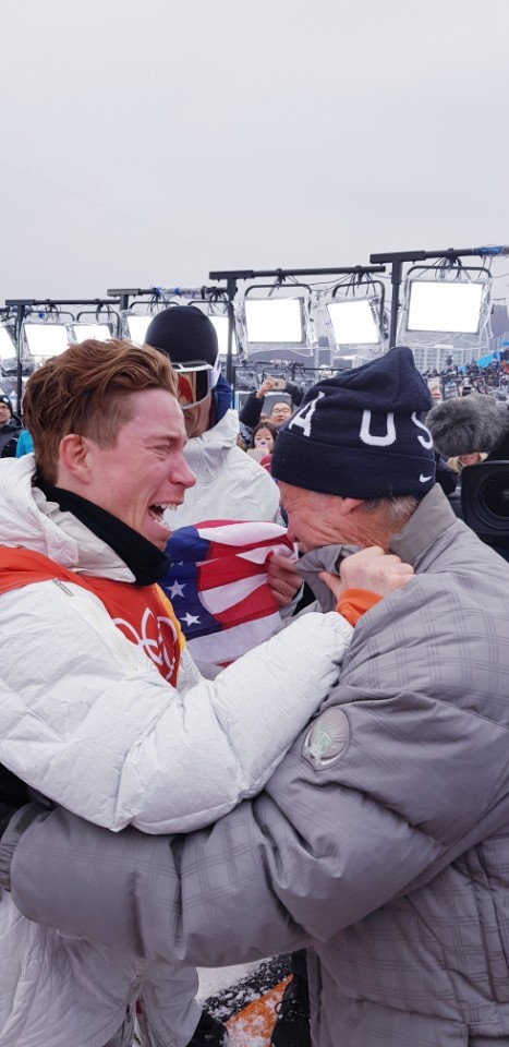 평창올림픽 스노보드 남자 하프파이프 우승을 극적으로 거둔 뒤, 아버지와 함께 기뻐하는 미국 숀 화이트. [사진 독자 제공]
