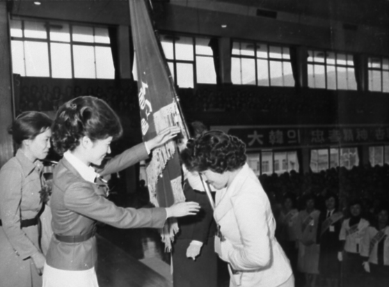 1976년 구국여성봉사단 수여식에 참석해 깃발을 전달하고 있는 박 전 대통령(당시 영애) [중앙포토]
