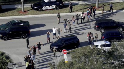 “미국 플로리다 고교 총기 난사로 최소 17명 사망”