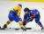 남북 여자 아이스하키 단일팀이 4일 오후 인천 선학링크에서 스웨덴과 친선 평가전을 벌였다. 단일팀 한수진이 스웨덴 선수와 퍽을 다투고 있다.  [인천=사진공동취재단]