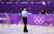 16일 강릉아이스아레나에서 열린 2018 평창동계올림픽 피겨스케이팅 남자 싱글 쇼트 프로그램에서 일본 하뉴 유즈루가 관중 응원에 화답하는 인사를 하고 있다. [연합뉴스]