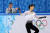 소치올림픽에서 브라이언 오서 코치가 지켜보는 가운데 연기하는 하뉴 유즈루.