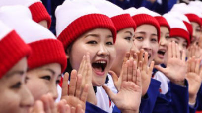 경기장에 울려 퍼진 한국 가요…북한 응원단 반응은?
