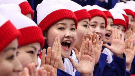 경기장에 울려 퍼진 한국 가요…북한 응원단 반응은?