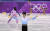 6일 강릉아이스아레나에서 열린 2018 평창동계올림픽 피겨스케이팅 남자 싱글 쇼트 프로그램에서 일본의 하뉴 유즈루가 연기를 마치고 인사하고 있다. [연합뉴스]