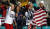 17일 오후 강릉시 강릉하키센터에서 열린 2018 평창동계올림픽 남자 아이스하키 B조 예선 미국 대 OAR의 경기. 미국 팬들이 열띈 응원을 벌이고 있다.[강릉=연합뉴스]