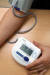 고혈압 환자가 가정용 혈압계로 혈압을 체크하고 있다. [중앙포토]