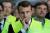 에마뉘엘 마크롱 프랑스 대통령이 지난해 10월 아미엥의 월풀 공장을 방문해 근로자들의 이야기를 듣고 있다. [AFP]
