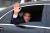 에마뉘엘 마크롱 대통령이 튀니지를 방문한 뒤 귀국길에 오르며 손을 흔들고 있다. [AFP]