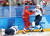 17일 오후 강릉시 강릉하키센터에서 열린 2018 평창동계올림픽 남자 아이스하키 B조 예선 미국 대 OAR의 경기. 미국 조나단 그린웨이(오른쪽)와 OAR 파벨 닷숙이 몸싸움을 벌이고 있다.[강릉=연합뉴스]