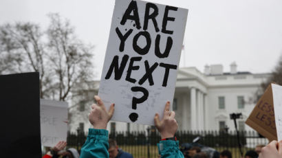 “아이들이 더 죽어서는 안 된다” 백악관 앞 학생 시위