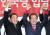 홍준표 자유한국당 대표(오른쪽)는 2월 12일 이재오 늘푸른한국당 대표의 입당에 즈음해 ’우파 진영의 통합이 완성됐다“고 선언했다.