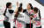 대한민국 컬링 국가대표팀이 20일 오후 강원도 강릉컬링센터에서 열린 2018 평창 겨울올림픽 미국과의 경기에서 역전한 후 기뻐하고 있다. [뉴스1]