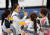 9일 강릉컬링센터에서 열린 여자 컬링 예선 대한민국과 스웨덴의 경기. 한국 선수들이 초반 앞서 나가자 주장 김은정(왼쪽에서 두 번째)이 작전을 지시하고 있다. [강릉=연합뉴스]