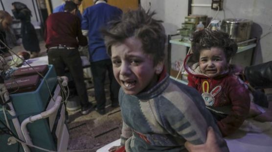 시리아 정부군 공습에 70여 명 사망 … '제2의 알레포 비극 되나' 우려