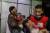  시리아군의 반군 지역 무차별 공습이 시작된 19일(현지시간) 동구타 지역의 한 병원에서 부상당한 어린이가 아버지의 품에 안겨 치료를 기다리고 있다.[ EPA=연합뉴스]