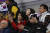 피겨여왕&#39; 김연아가 20일 강릉아이스아레나에서 열린 2018 평창동계올림픽 피겨스케이팅 아이스댄스 프리댄스에서 한국의 민유라와 알렉산더 겜린의 연기를 지켜보고 있다. [연합뉴스]