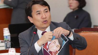 [포토사오정]국회에서 '김일성 가면' 논란 사진 찢은 김진태 의원