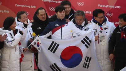 국가대표용 평창 롱패딩…어떻게 국회의원이 입었나