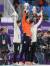 스피드스케이팅 1000m 시상식 제일 높은 자리에 선 테르모르스. 왼쪽은 동메달 다카기 미호(일본), 오른쪽은 은메달 고다이라 나오(일본). [강릉=뉴스1]