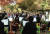지난해 11월 6일 ‘도도리 샘터’ 기타 교습반 단원들이 중심이 된 ‘시니어 앙상블’ 연주단이 아파트 인근 근린공원에서 주민들을 위해 음악회를 열었다. 200명이 넘는 주민이 관객으로 참여한 풍성한 마을잔치였다.
