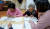 경로당은 노인들의 위한 학습의 장이기도 하다. 울산시 남구 무거동 경로당에서는 일주일에 두 번 한글학교가 열린다. 40~50대 주부들이 교사로 나서 무료봉사를 한다.