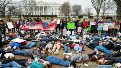 [사진] “총기 규제” 백악관 앞 드러누운 학생들