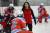킴 뮤어씨가 이달 7일 미국 미시건주 파밍턴 힐스에서 아이스하키를 가르치고 있는 모습. [AP=연합뉴스]