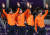 21일 강릉 스피드스케이팅경기장에서 열린 남자 팀추월에서 동메달을 딴 네덜란드 스벤 크라머르(왼쪽 두번째) 등 선수들이 기뻐하고 있다. [연합뉴스]