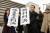 일본우편의 계약직 사원 8명이 회사 측을 상대로 제기한 격차 시정 소송에 대해 오사카 지방재판소가 21일 일부 승소 판결을 냈다. 이날 법원 앞에서 원고 측이 &#34;격차 시정 판결, 승리 판결&#34;이란 글씨가 쓰여진 종이를 취재진에게 내보이고 있다. [지지통신] 