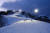 아라이리조트에서는 오후 8시까지 야간 스키를 운영한다. 인적이 드물어 누구나 황제 스키를 즐길 수 있다.