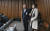 김진태 자유한국당 보좌관과 국회 한 직원이 23일 국회 사법개혁특별위원회 회의장에서 이야기를 하고 있다. 임현동 기자