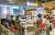샤브보트는 혼자 즐기기 어려웠던 샤 브샤브 메뉴를 1인 콘셉트로 풀어 냈다. 사진은 샤브보트 그랜드백화점 일산점 내부. 오른쪽은 채선당이 론칭 한 ‘행복 가마솥밥’의 신메뉴 가마솥 밥&수제떡갈비. [사진 채선당]