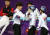 22일 강릉 아이스아레나에서 열린 2018 평창올림픽 쇼트트랙 남자 5000ｍ 계주 결승에서 넘어진 한국 임효준(189번)을 동료들이 위로하고 있다. [연합뉴스]