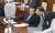 한 국회 직원이 23일 국회 사법개혁특별위원회 전체회의에서 정성호(민주당) 위원장에게 이야기하고 있다 . 임현동 기자