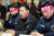 한국GM 군산공장 조합 이범로 전 위원장(가운데) 등 조합원들이 22일 오전 전북 군산 노동조합사무실에서 민주평화당 의원들과 면담하고 있다. 왼쪽은 육성현 사무장, 오른쪽은 류일남 지도고문. [연합뉴스]