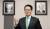 박지원 민주평화당 의원이 지난 19일 국회 의원회관 사무실에 걸어 놓은 김대중·노무현 전 대통령 사진 앞에서 과거 두 대통령의 일화에 대해 소개하고 있다. 변선구 기자.