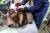 22일 시리아 반군이 장악한 동(東) 구타 지역 두마에서 시리아 정부군 공습으로 다친 어린이가 병원에서 치료를 받고 있다. [EPA=연합뉴스] 