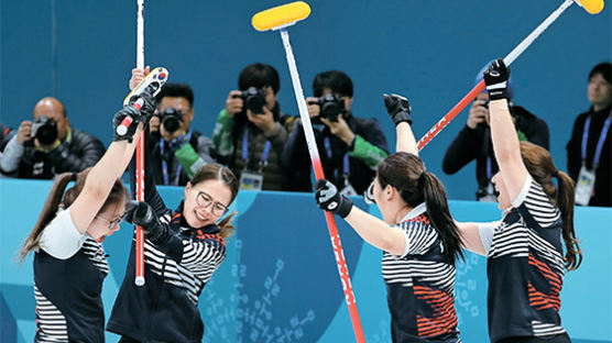 [속보] “졌지만, 잘싸웠다” 韓 여자컬링, 아시아 첫 올림픽 은메달