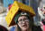 치즈 모양의 모자를 쓰고있는 관객이 16 일 강릉에서 열린 남자 컬링 경기를 관람하고있다. [AP=연합뉴스]