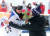 24일 2018 평창 겨울올림픽 남자 스노보드 평행대회전 결승전에서 한국의 이상호가 은메달을 획득한 뒤 여자 스노보드 대표 정해림으로부터 배추 꽃다발을 받고 있다. [연합뉴스]