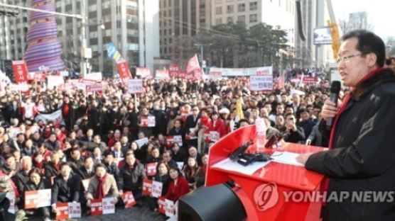“문 대통령은 국군 뒤통수권자”…한국당 ‘체제전쟁’ 점화