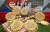 27일 오전 서울 중구 도미노피자 명동점에서 모델들이 봄 신제품 &#39;치즈케이크 롤 피자&#39;를 선보이고 있다. . 라지 사이즈 3만2900원, 미디엄 사이즈 2만7500원. 우상조 기자