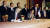 1994년 북미 제네바 합의 당시 강석주 전 북한 노동당 국제담당 비서(오른쪽)와 로버트 갈루치 전 미 국무부 북핵특사(왼쪽)가 합의문에 서명하고 있다.