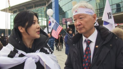 권성동 의원 찾았던 강유미, 이번엔 집회 현장서 “태극기 왜 드나” 질문