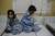 시리아 정부군의 화학가스 공격으로 피해를 입은 동 구타 지역의 어린이들이 치료를 받고 있다. [EPA=연합뉴스]