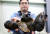 전남해양수산과학원이 ‘참담치’를 이용해 흑진주 생산 에 나섰다. 사진은 임창용 연구사가 특별관리 중인 참담치들을 들어보이고 있다. [프리랜서 장정필]
