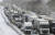 영국 켄트 지방에 많은 눈이 내리면서 도로가 주차장처럼 변했다. 이 지역에선 27일 17중 추돌 사고가 났다. [AP=연합뉴스]