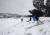 로마 시민들이 눈이 내리자 언덕에서 스키를 타고 있다. [AP=연합뉴스]